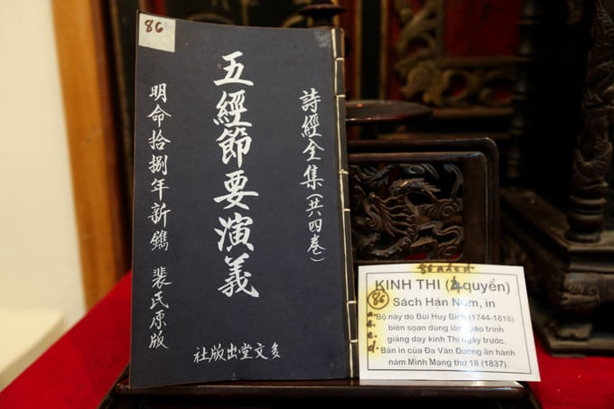 Quyển Kinh Thi, tác phẩm kinh điển trong bộ Ngũ Kinh dùng làm nền tảng trong Nho giáo, được in thời vua Minh Mạng, triều đại nhà Nguyễn