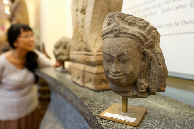Các bức tượng Phật bằng đá của người Khmer, có niên đại khoảng thế kỷ 12. Đây là thời kỳ phát triển rực rỡ của vương quốc Khmer với lãnh thổ rộng lớn, phát triển hùng mạnh trong khu vực Đông Nam Á