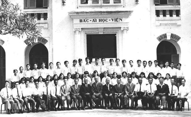 Sau một thời gian ngắn tồn tại với cái tên Lycée Franco- Chinois, trường được đổi và mang tên mới là Học viện Bác Ái