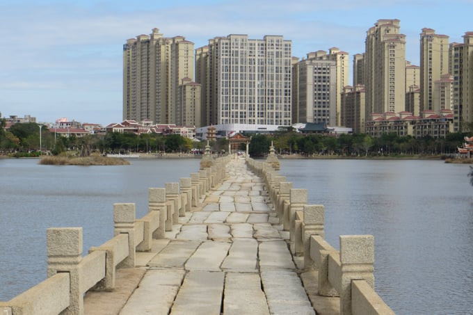 Cầu được làm từ những khối đá hoa cương khổng lồ, được xây từ năm 1138-1151 trong thời kỳ Nam Tống (Thiệu Hưng)