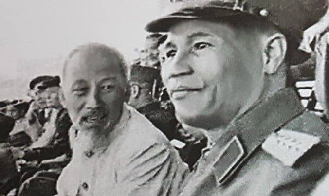 Bác Hồ với Đại tướng Nguyễn Chí Thanh