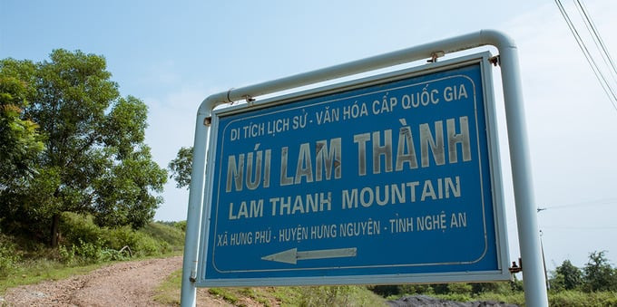 Biển chỉ dẫn dưới chân núi để lên Khu di tích Lam Thành