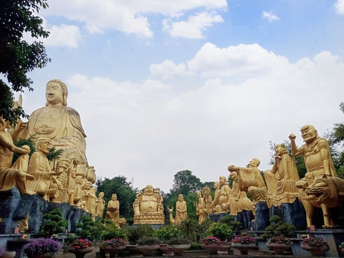 Điểm nhấn của Khu du lịch Hồ Núi Cốc là Quần thể “Thuyết Nhân Quả” với tượng Phật Thích Ca Mâu Ni cao 45m trên diện tích hơn 5.000m2