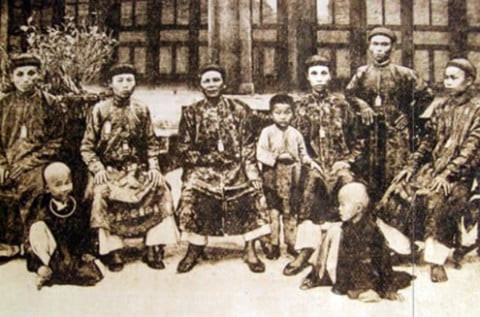 Một nhóm thái giám triều Nguyễn năm 1918