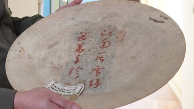 Chiếc đĩa cổ bằng đá trắng tương truyền của vua nhà Tống tặng Lê Hoàn được gọi là 