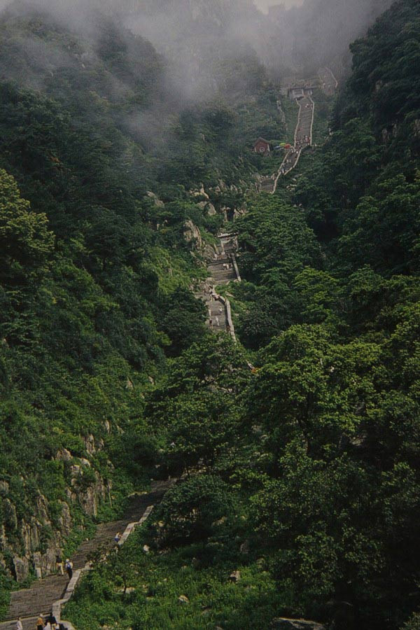 Cung đường nghìn bậc thang chinh phục núi Thái Sơn