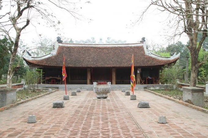 Đền được xây dựng theo kiến trúc chữ Công trong Hán văn, rộng 13 gian, có sân rồng, các nhà tiền đường, trung đường, hậu cung cùng với hệ vì kèo đặc trưng