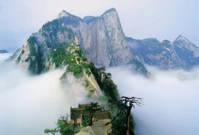 Núi Hoa Sơn sở hữu vẻ đẹp hùng vĩ