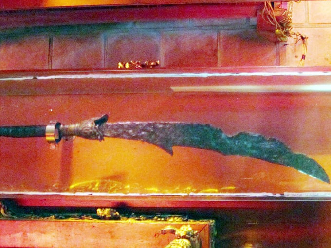 Thanh long đao của vua Mạc Đăng Dung thờ trong hậu đường nhà Thái miếu. Ảnh: BQL khu tưởng niệm Vương triều Mạc