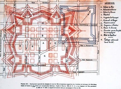 Màu đỏ là thành Bát quái xây năm 1790, bị vua Minh Mạng phá đi năm 1835. Màu xanh là thành Phụng, xây năm 1836 bị quân Pháp san bằng hơn 20 năm sau đó. Màu đen là các con đường của Sài Gòn sau này với tên đường trong thời Pháp thuộc. Ảnh tư liệu