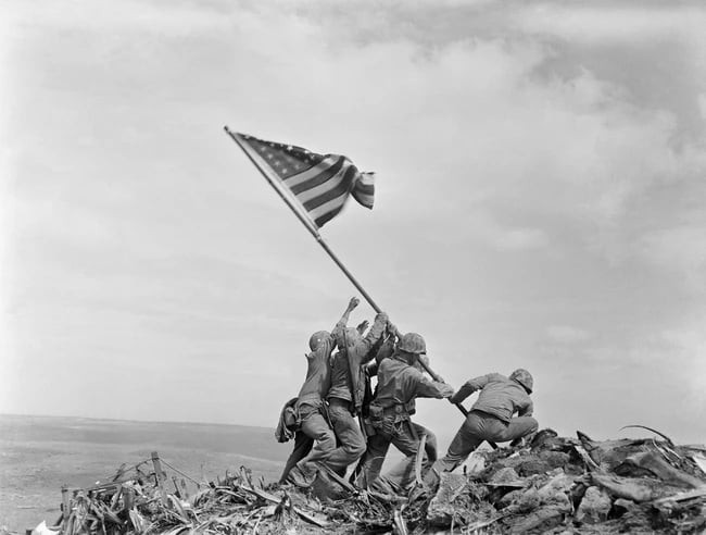 Lính Mỹ cắm quốc kỳ trên đảo Iwo Jima sau khi thắng Nhật