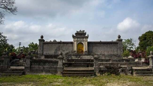 Các lăng mộ khác thường được xây trên núi thì lăng Vạn Vạn là lăng mộ hoàng tộc Nguyễn hiếm hoi nằm ở đồng bằng