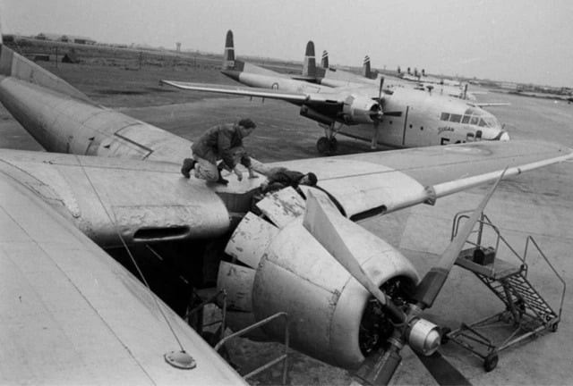 Máy bay Pháp trong sân bay Cát Bi trước khi bị tập kích