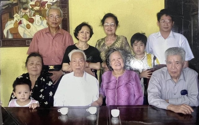 Gia đình cố Đại tướng Võ Nguyên Giáp và cố Trung tướng Đặng Kinh trong một dịp hội ngộ