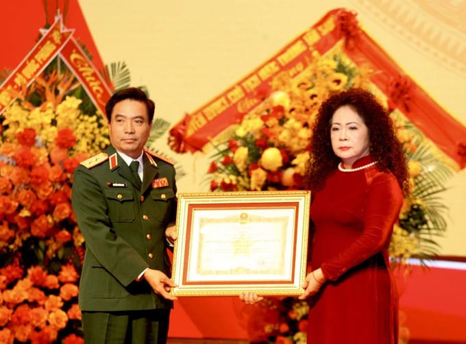Trung tướng Nguyễn Doãn Anh trao danh hiệu Anh hùng Lực lượng vũ trang nhân dân đối với cố Trung tướng Đặng Kinh cho đại diện gia đình
