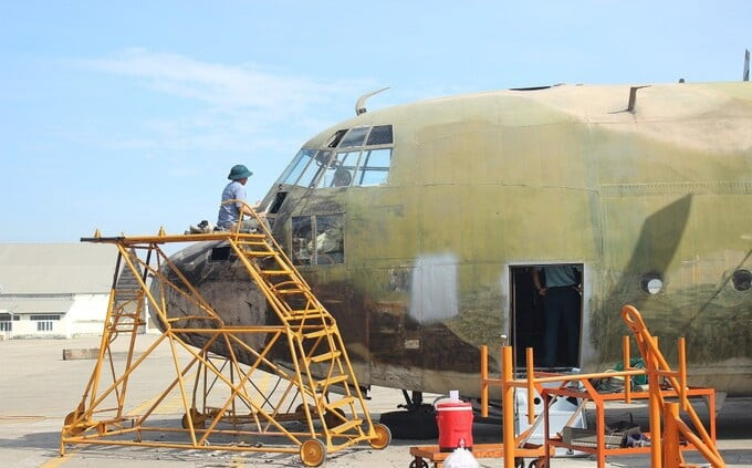 Nhân viên kỹ thuật tại Nhà máy A41 bắt đầu các bước phục hồi, sửa chữa máy bay C-130