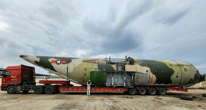 Thân máy bay C-130 dài gần 30m đặt trên chiếc xe đầu kéo siêu trường siêu trọng để đưa về Hà Nội