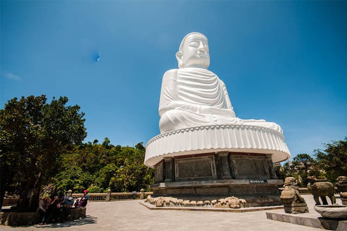 Bức tượng Phật cao 27m