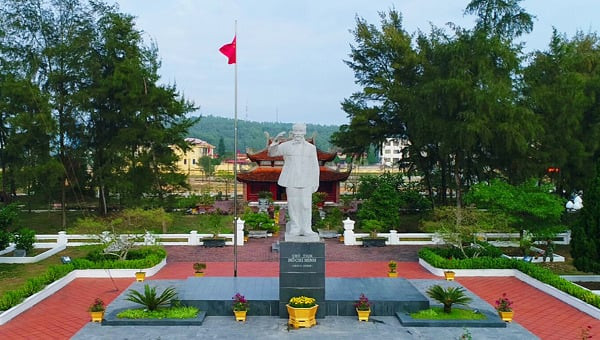 Tượng đài Chủ tịch Hồ Chí Minh trên đảo Cô Tô