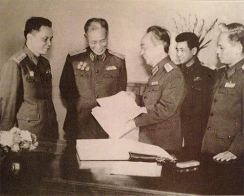 Đồng chí Lê Trọng Tấn (thứ hai, từ trái sang) và Đại tướng Võ Nguyên Giáp cùng một số cán bộ trao đổi công việc