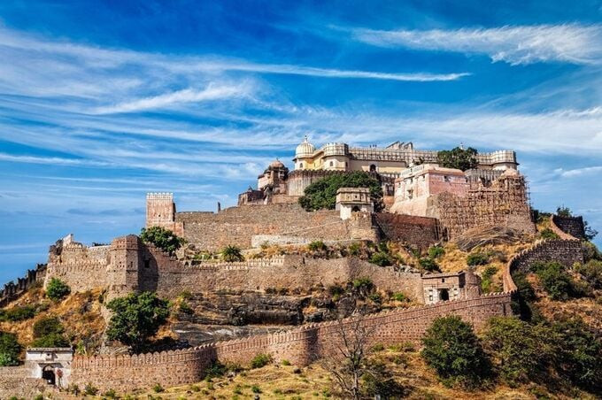 Mặc dù bắt đầu xây dựng vào thế kỷ 15, Kumbhalgarh sau đó vẫn tiếp tục được mở rộng và hoàn thiện cho tới tận thế kỷ 19