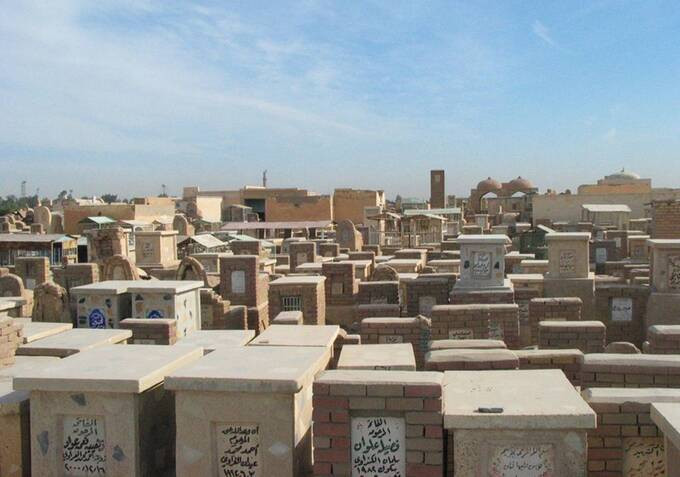 Wadi Al-Salam bao gồm nhiều ngôi mộ được xây dựng bằng vữa và gạch nung, có chiều cao và kiểu dáng khác nhau