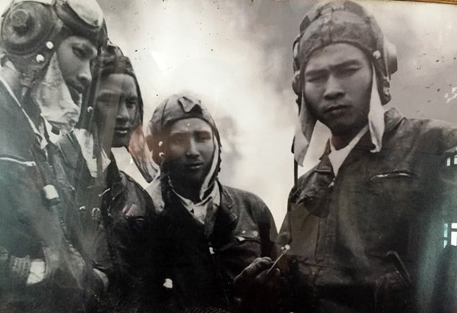 Phi công Nguyễn Văn Bảy (ngoài cùng, bên phải) thuật lại một trận không chiến với các đồng đội