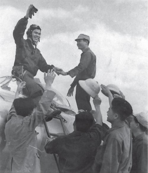 Đồng đội chúc mừng phi công Nguyễn Văn Bảy (phía trên, bên trái) sau chiến công đầu tiên bắn hạ tiêm kích F-4C ngày 26/4/1966. Bức ảnh “Chiến thắng trở về” này đã trở thành biểu tượng chiến thắng của Không quân Việt Nam