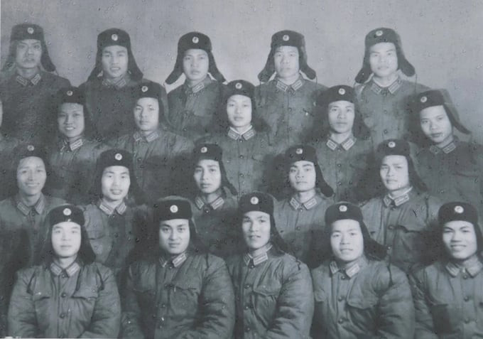 Ông Nguyễn Văn Bảy cùng đồng đội khi đang học lái máy bay tại Trung Quốc năm 1960 (người đứng thứ 2 từ trái qua, hàng trên cùng)