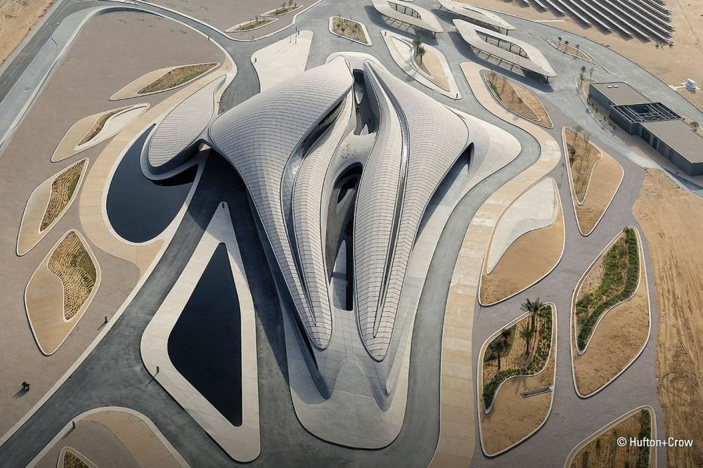 Tòa nhà rộng 9.000m2 mang hình dạng uốn lượn tựa như cồn cát vùng sa mạc, cứ ngỡ chỉ có ở trong phim viễn tưởng