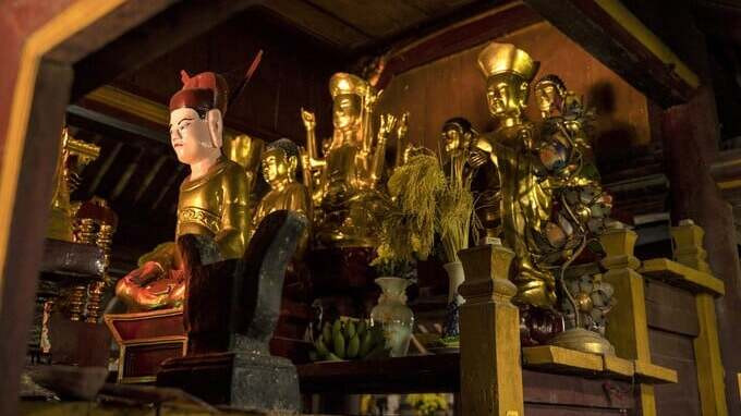 Tại chùa, còn lưu giữ một hệ thống tượng cổ (22 pho) bằng gỗ, sơn son thếp vàng, đa dạng về loại hình, kích thước, đặc sắc về cấu tạo, nghệ thuật chế tác