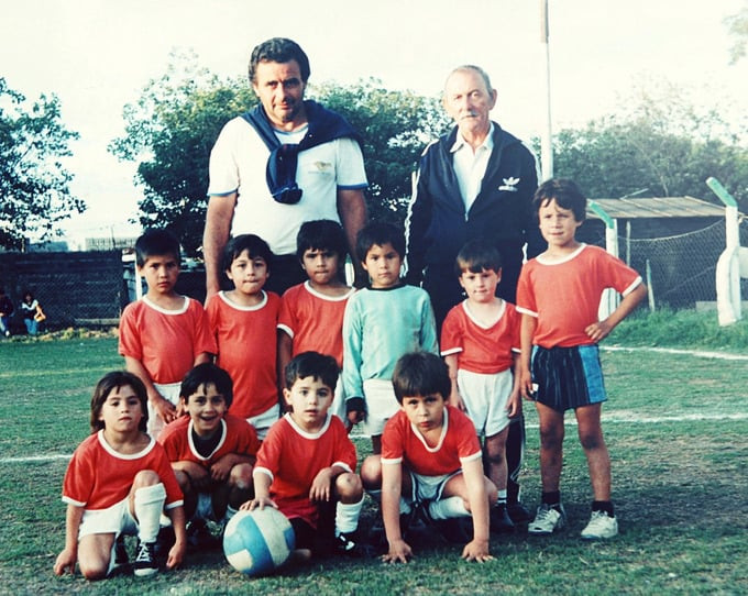 Lionel Messi (thứ hai từ phải sang, hàng giữa) chụp cùng đàn em ở Rosario, Argentina, năm 1994