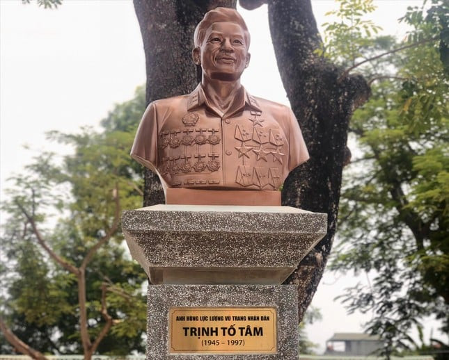 Bức tượng Anh hùng Trịnh Tố Tâm được khánh thành tại trường THPT Ứng Hòa B (Hà Nội)