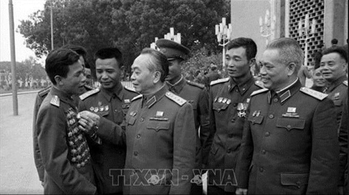 Anh hùng Trịnh Tố Tâm (bên trái) trong lần gặp Đại tướng Võ Nguyên Giáp