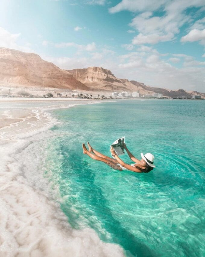 Du khách trải nghiệm không biết bơi vẫn nổi ở Biển Chết.