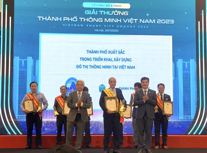 Phó Chủ tịch UBND TP. Đà Nẵng Lê Quang Nam (người đứng hàng trên ở giữa) nhận giải thưởng Thành phố thông minh Việt Nam năm 2023