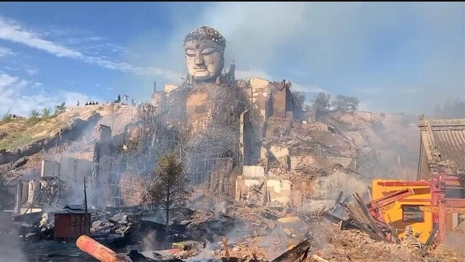 Bức tượng Sơn Đan Đại Phật còn nguyên vẹn sau đám cháy
