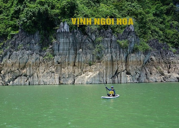 Vịnh Ngòi Hoa nằm trong hồ Hòa Bình, thuộc địa bàn huyện Tân Lạc (Hoà Bình)