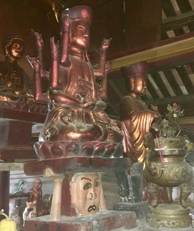 Trong đó, tượng Phật bà Quan Âm 12 tay hay còn gọi là tượng “đầu người đội Phật” là pho tượng cổ duy nhất còn sót lại từ ngày ngôi chùa được xây dựng, tính đến nay đã hơn 1.000 năm