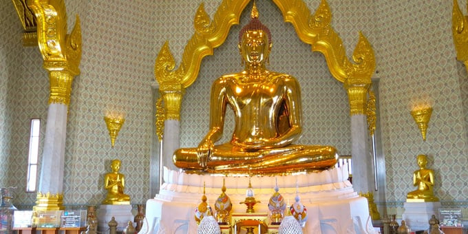 Tượng Phật Vàng bên trong chùa