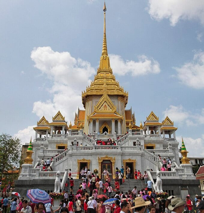 Người dân Thái Lan tới lễ tại chùa Phật Vàng