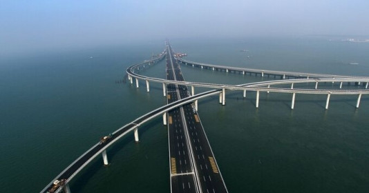 Cây cầu này có tổng chiều dài lên đến 41,58km, rộng 33,5m với 6 làn xe