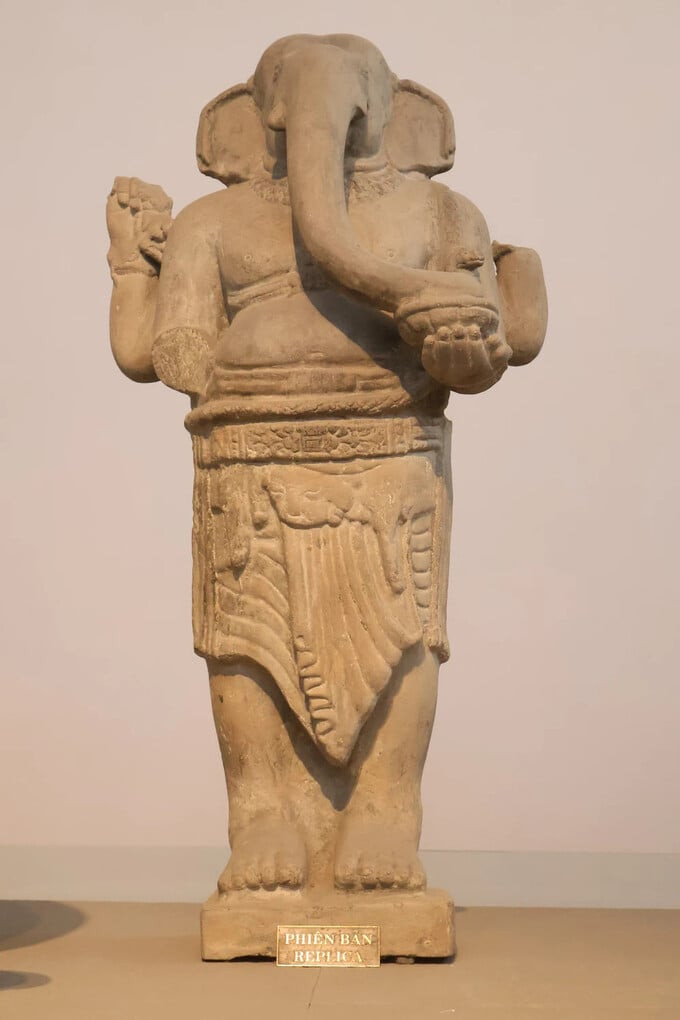 Bức tượng hiện đang được lưu giữ tại Bảo tàng Điêu khắc Chăm ở Đà Nẵng