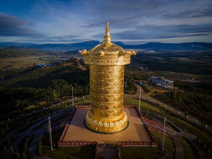 Đại bảo tháp Kinh luân được dát vàng 24K