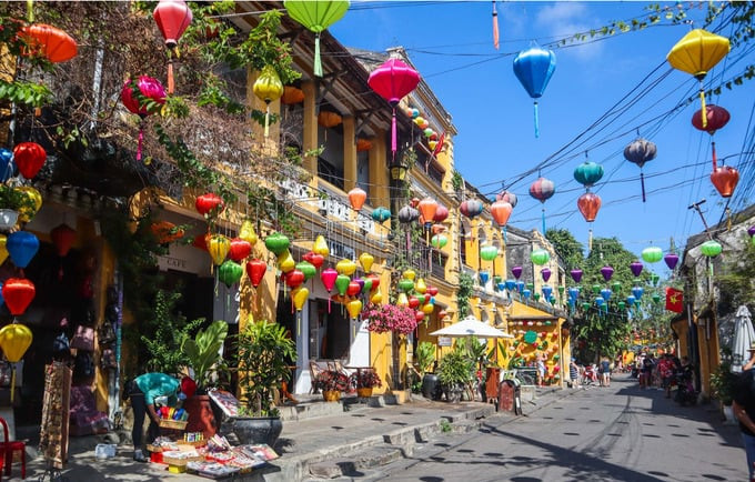 Nằm bên bờ bắc hạ lưu sông Thu Bồn, Hội An là một đô thị cổ tại Quảng Nam