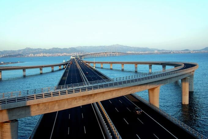 Cầu vịnh Giao Châu được xây dựng với 5.200 trụ đỡ và sử dụng 450.000 tấn thép