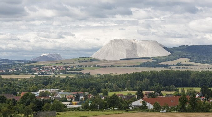Dù có đứng ở đâu tại Herringen, du khách cũng có thể nhìn thấy núi muối khổng lồ này