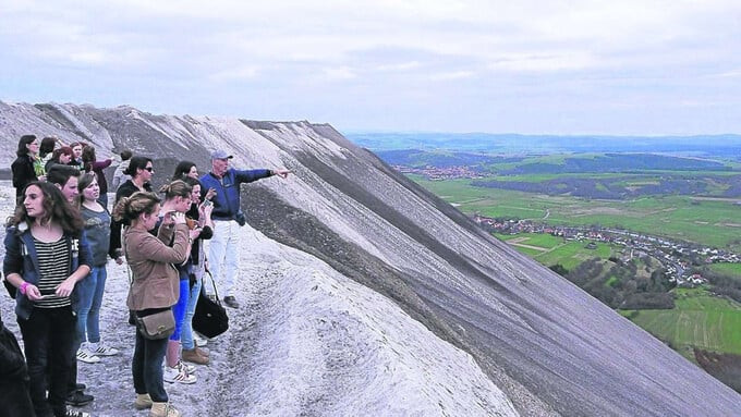 Monte Kali có diện tích tương đương với 114 sân bóng đá và nặng bằng 23.600 tháp Eiffel cộng lại