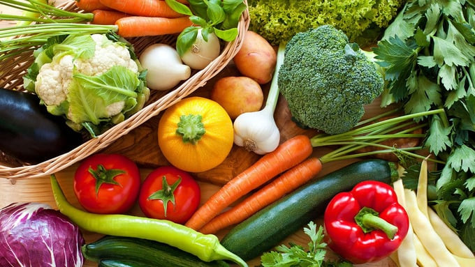 Bạn cần chú ý thường xuyên ăn các loại rau thanh nhiệt, giải độc tố, cải thiện chức năng tiêu hóa, hạn chế tình trạng táo bón