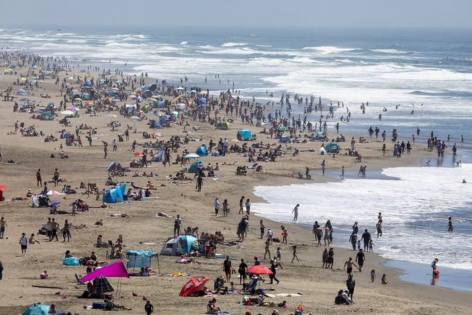 Người dân tắm biển tại Bãi biển Ocean ở San Francisco, bang California, Mỹ. Ảnh: sfchronicle.com